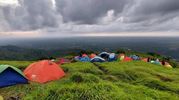 Wanita Ini Abadikan Momen Terkena Hujan Badai Saat Berkemah di Gunung Birah