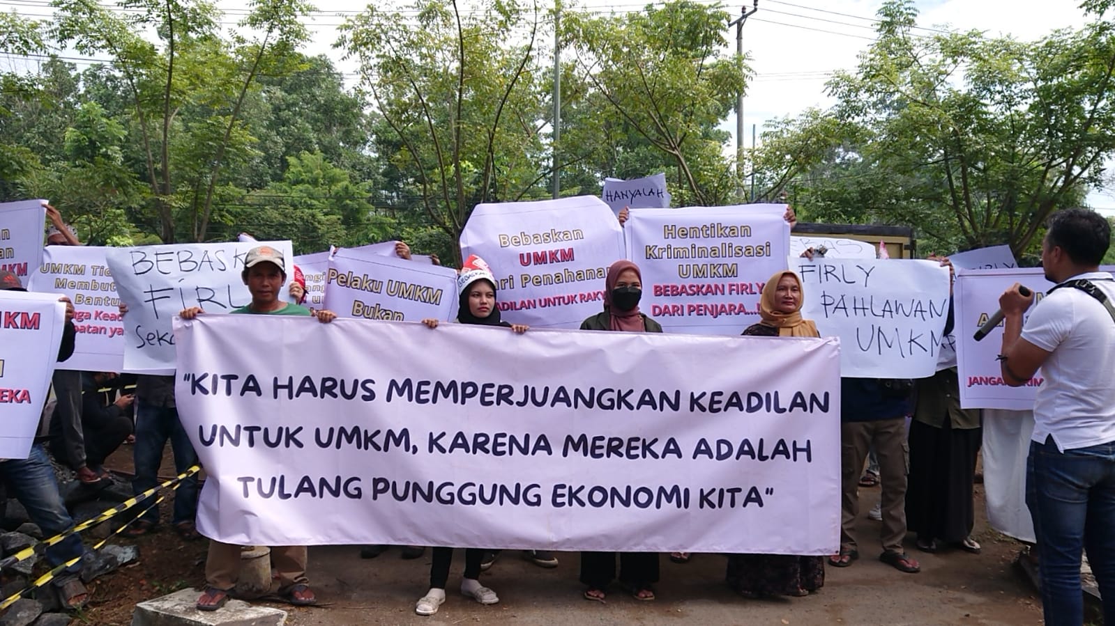 Keadilan Untuk Firly Norachim: Massa MaNIA for Justice Guncang PN Banjarbaru