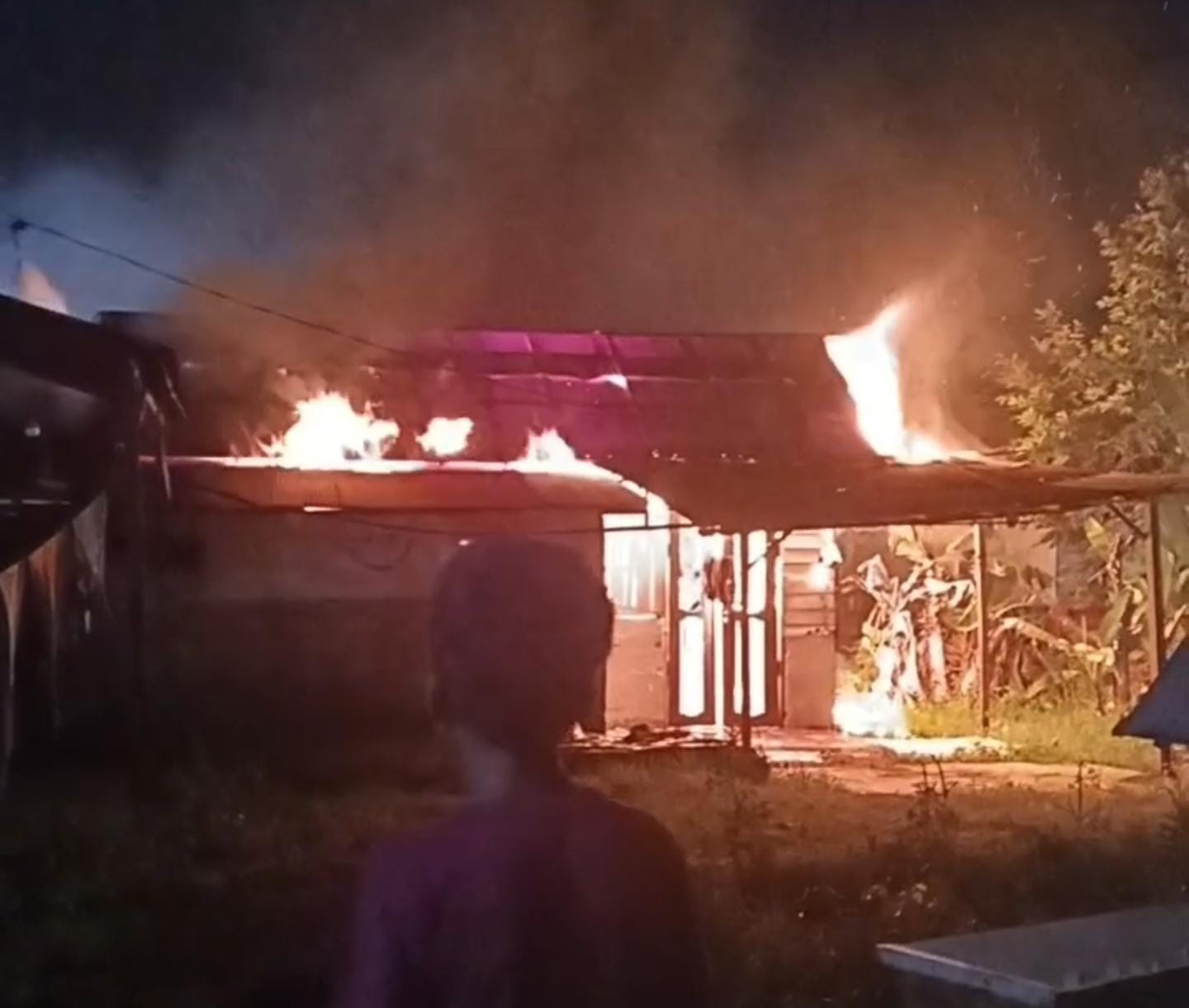 Warga Indrasari Martapura Dikejutkan Kobaran Api! Rumah Kosong Ludes Terbakar