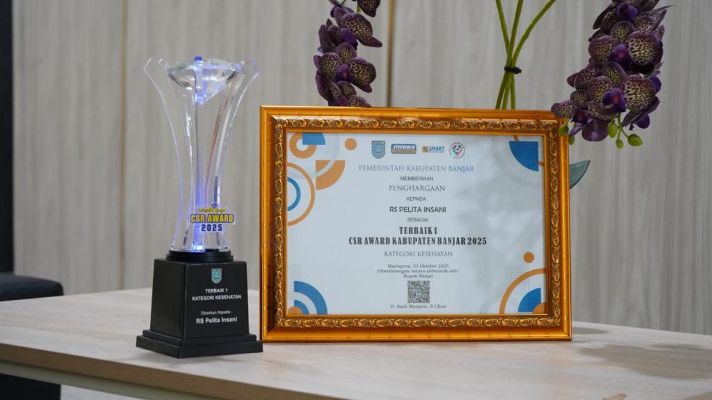Momen penyerahan penghargaan CSR Awards Terbaik 1 Bidang Kesehatan 2025 kepada RS Pelita Insani.