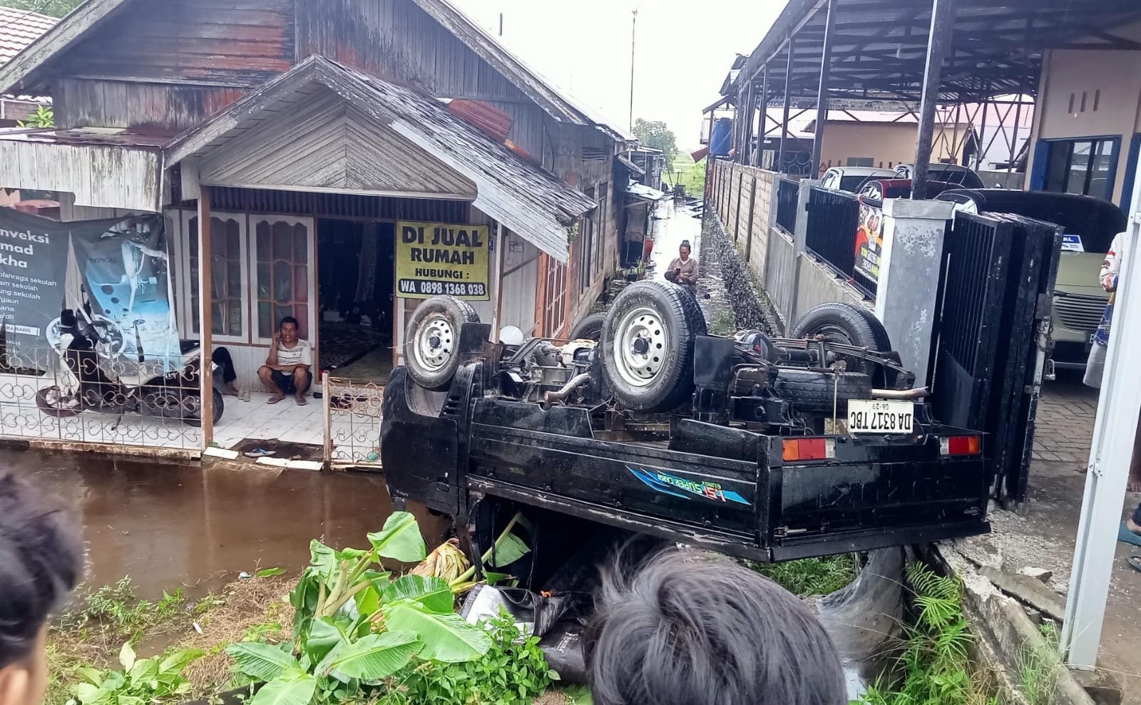 Pick Up Terbalik di Antasan Senor Martapura Saat Hujan Deras