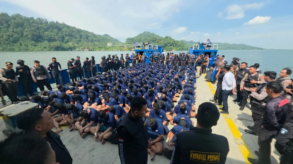 Petugas mengawal pemindahan napi high risk ke Lapas Nusakambangan dengan pengamanan ketat