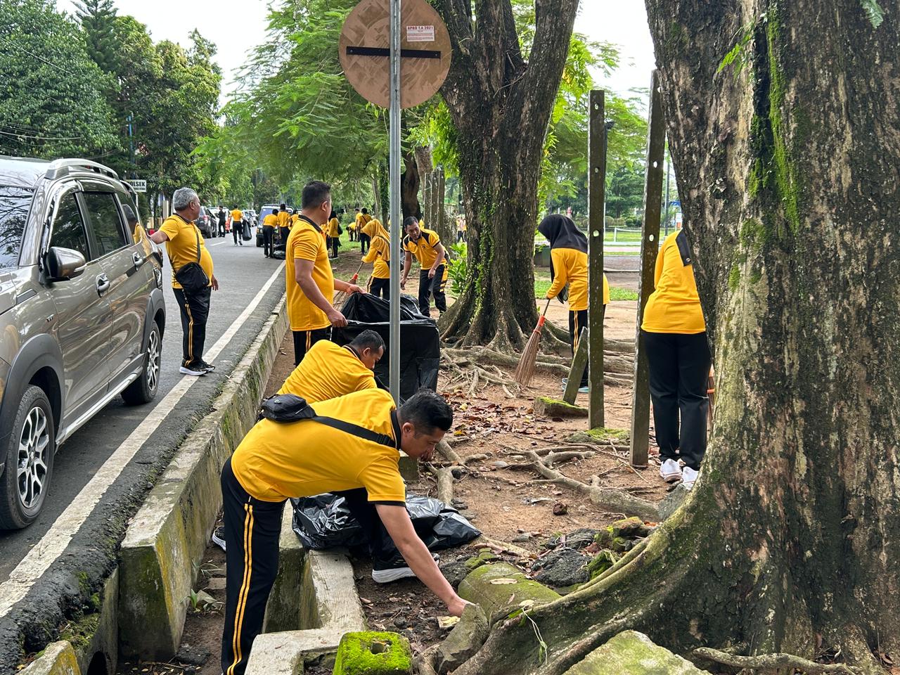 Kapolres Banjarbaru Pimpin Langsung Korvey Jumat, Olahraga Diubah Jadi Aksi Bersih Lingkungan