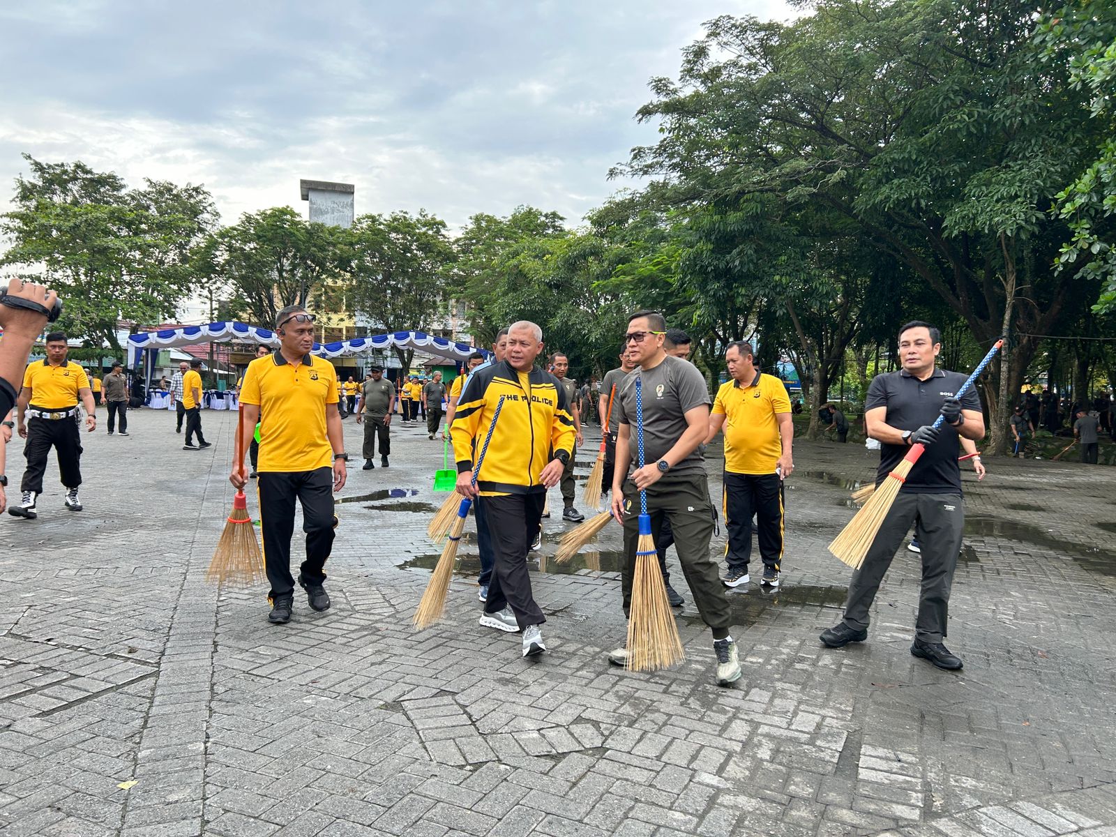 Kapolda Kalsel bersama TNI dan personel gabungan saat Apel Bakti Kebersihan di Taman Kamboja Banjarmasin.