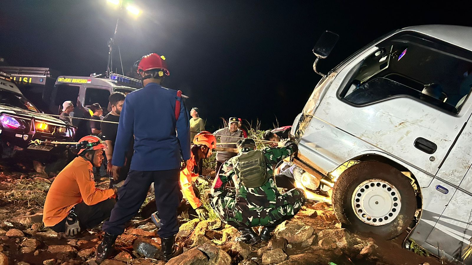 Evakuasi minibus Elf masuk jurang di paralayang Tahura Sultan Adam Mandiangin.