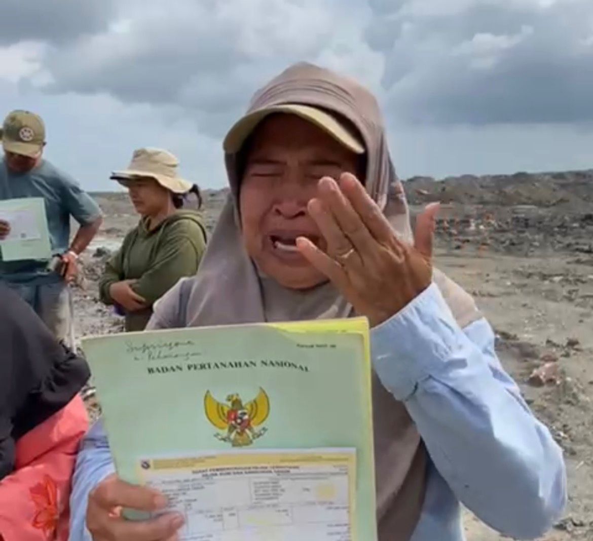 Ibu Nyoman, warga transmigrasi Desa Bekambit, menangis saat memperjuangkan hak tanahnya yang disebut dibatalkan.