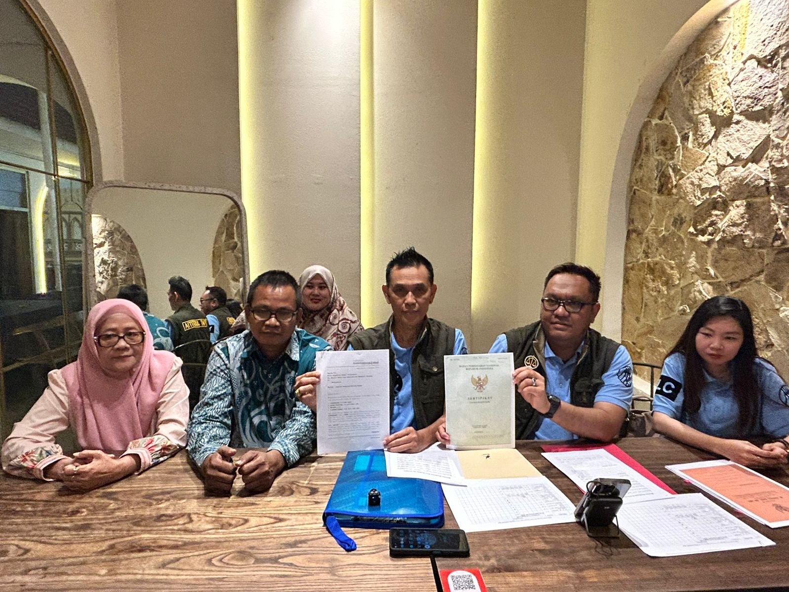 Kuasa hukum menunjukkan sertifikat SHM sengketa YPBB Banjarmasin.