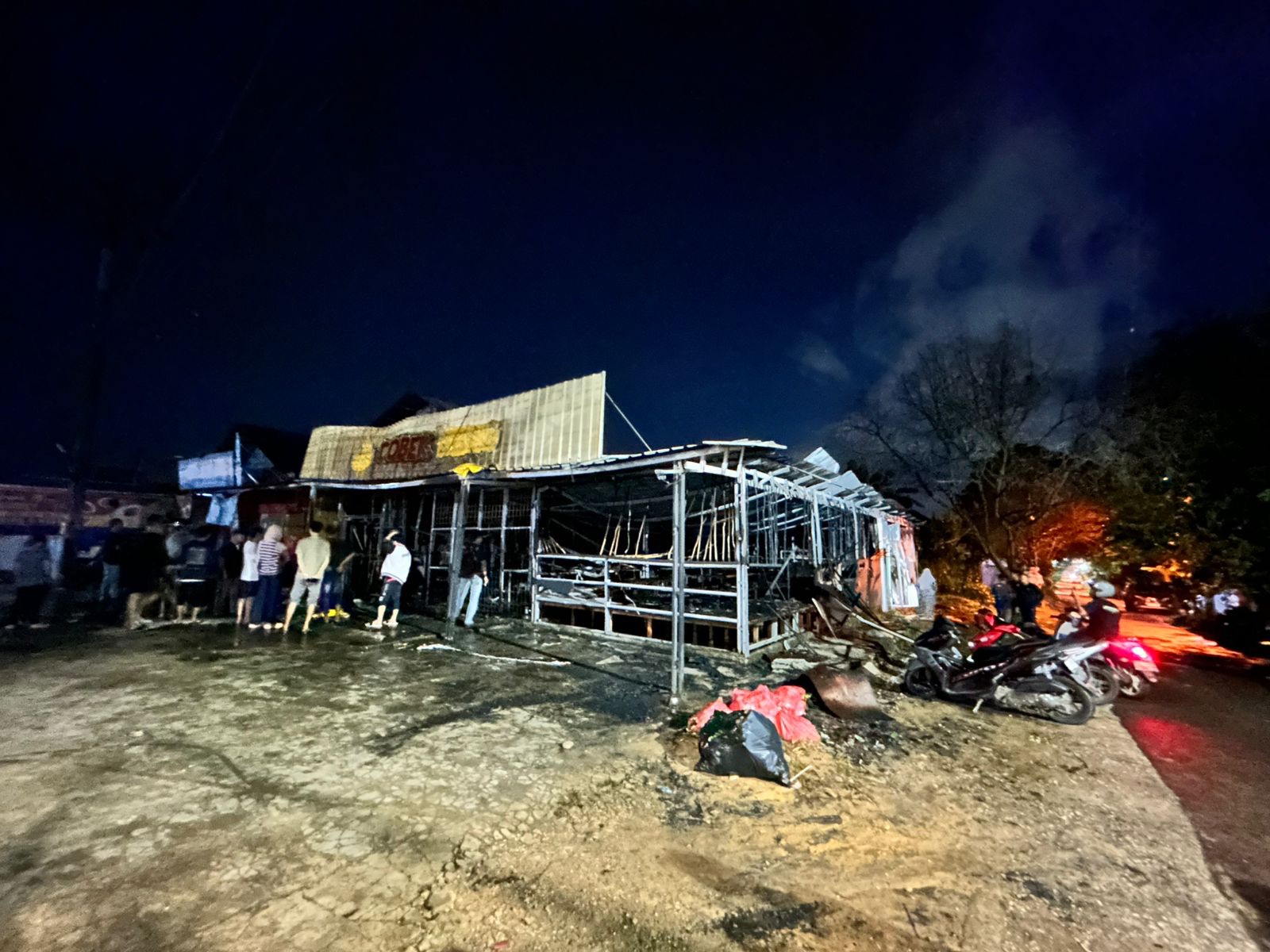 Warga Banjarbaru Geger! Kebakaran Hebat Ludeskan Rumah Makan Cobek Ireng