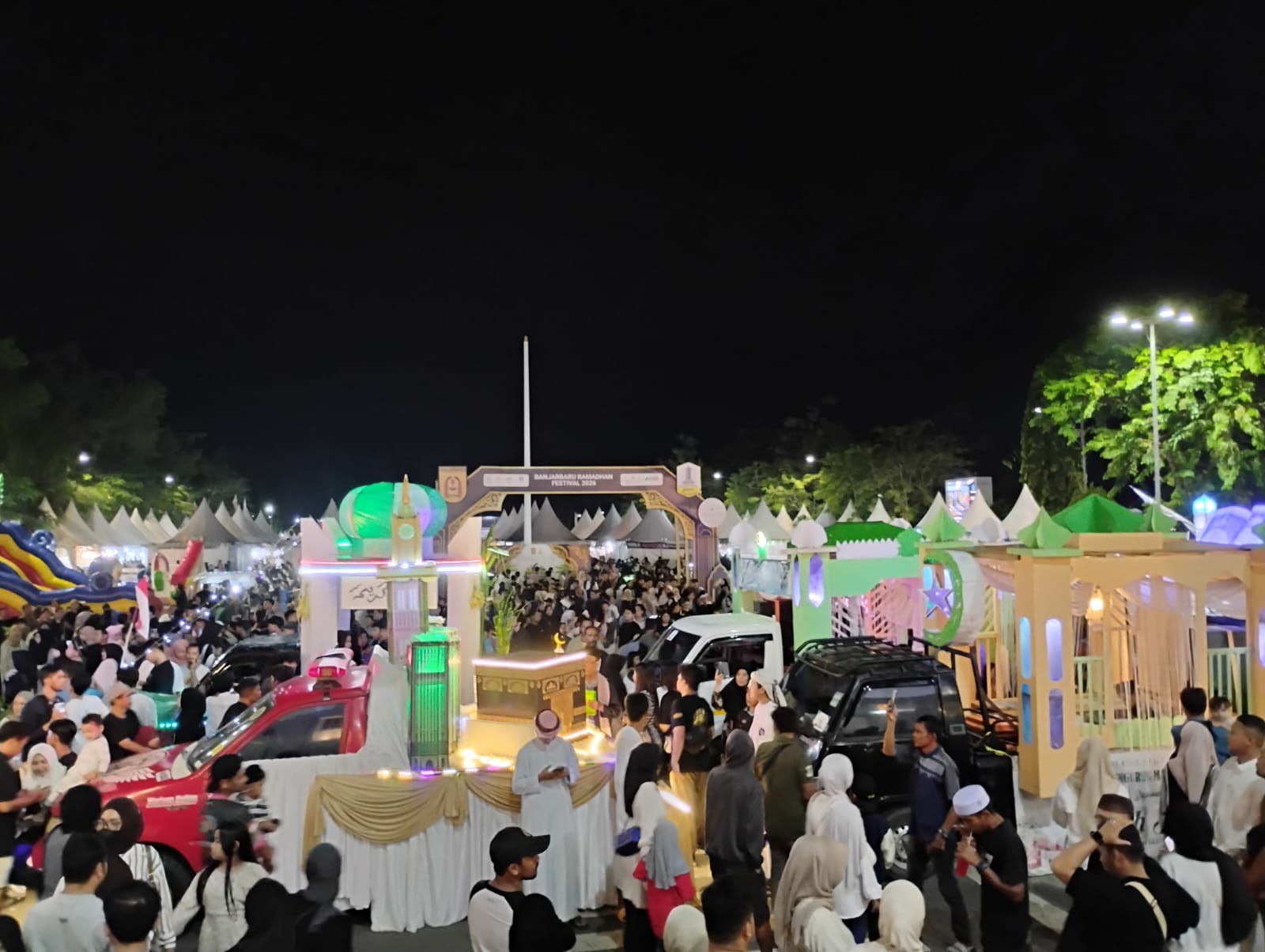 Festival Tanglong 2026 Banjarbaru, tanglong hias Islami dipajang di depan Balai Kota, ribuan pengunjung hadir malam Salikur.