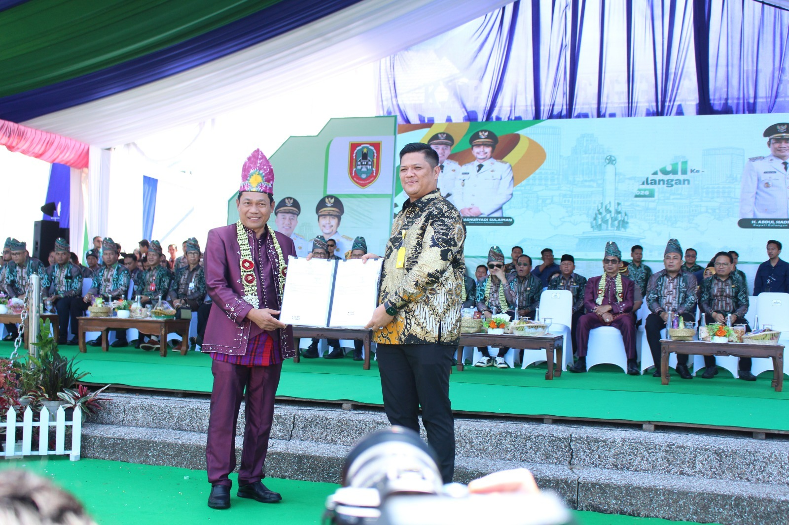 Hari Jadi ke-23, Kantah Balangan Serahkan Sertipikat Aset ke Bupati