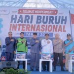 Kegiatan sosial buruh saat peringatan May Day di Banjarmasin
