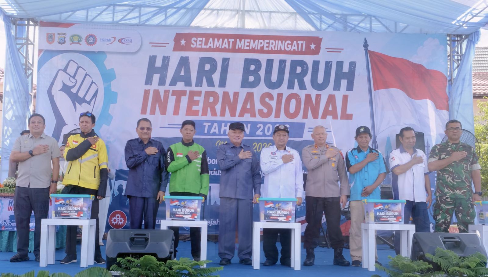 Kegiatan sosial buruh saat peringatan May Day di Banjarmasin