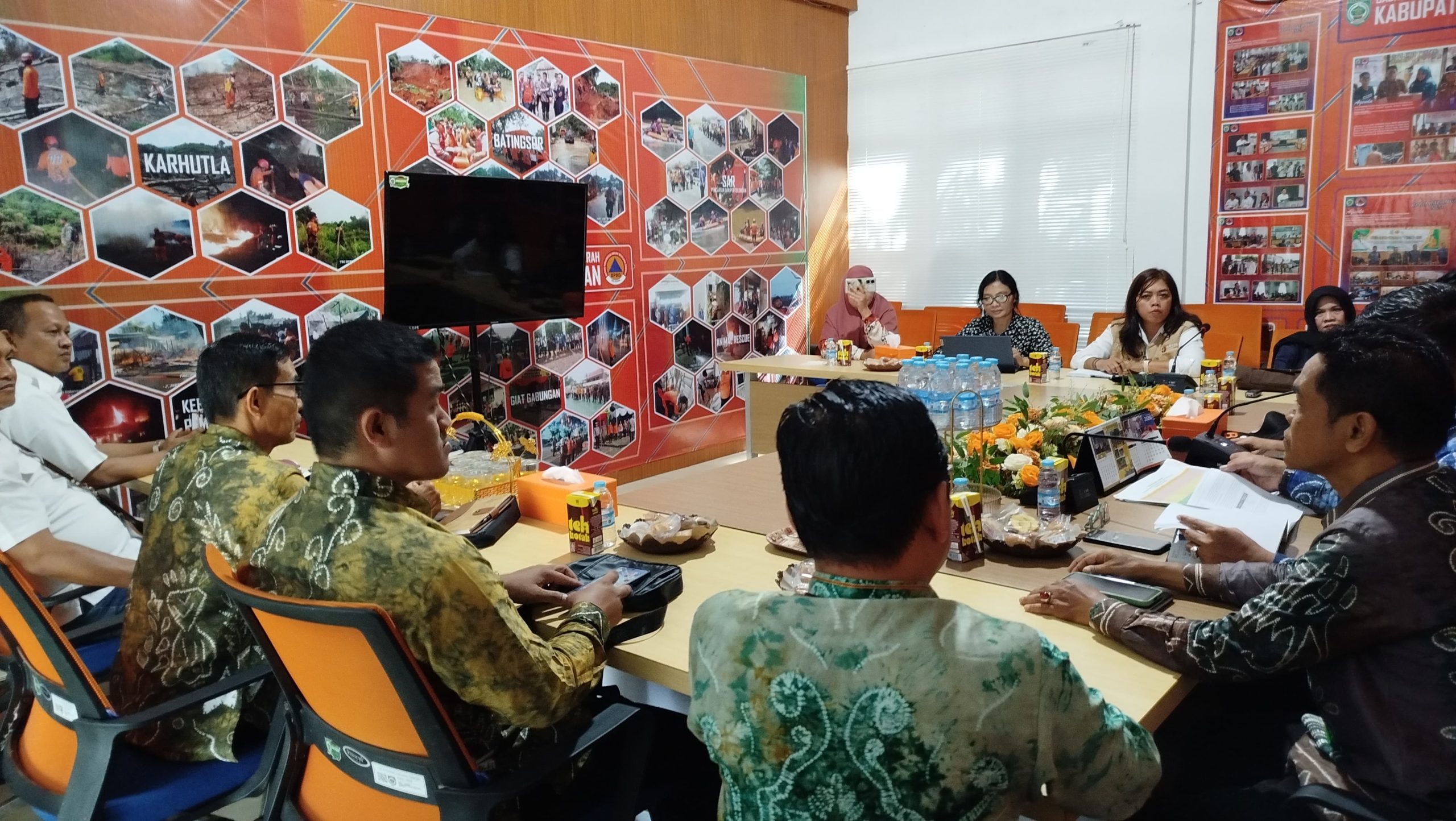 Tim BRIN dan BPBD Balangan saat melakukan penelitian pamali ekologi Dayak Meratus di Tebing Tinggi