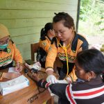 Pelayanan jemput bola Desa Ambata oleh Puskesmas Uren dan Disdukcapil Balangan di Kecamatan Halong