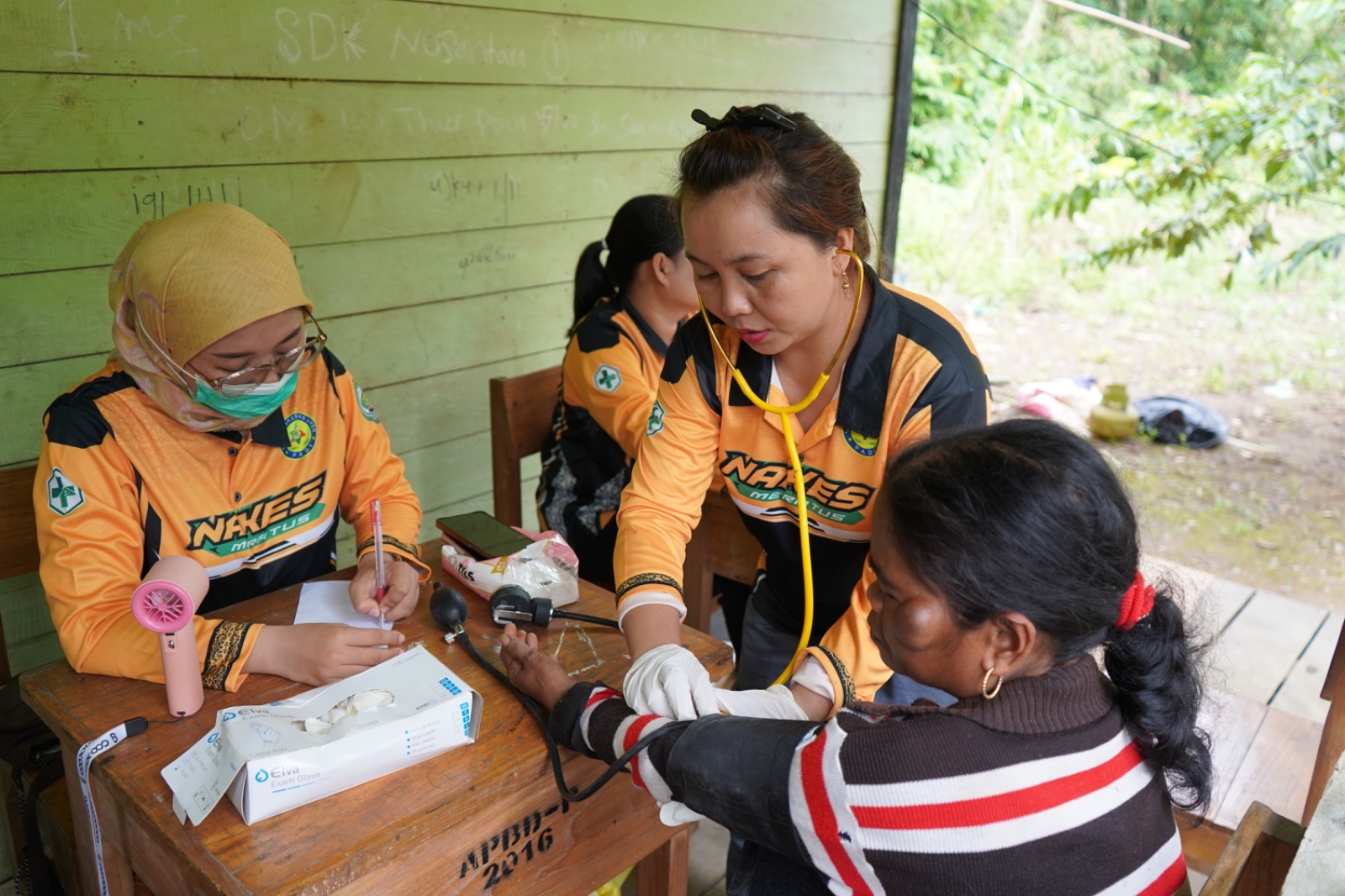 Pelayanan jemput bola Desa Ambata oleh Puskesmas Uren dan Disdukcapil Balangan di Kecamatan Halong