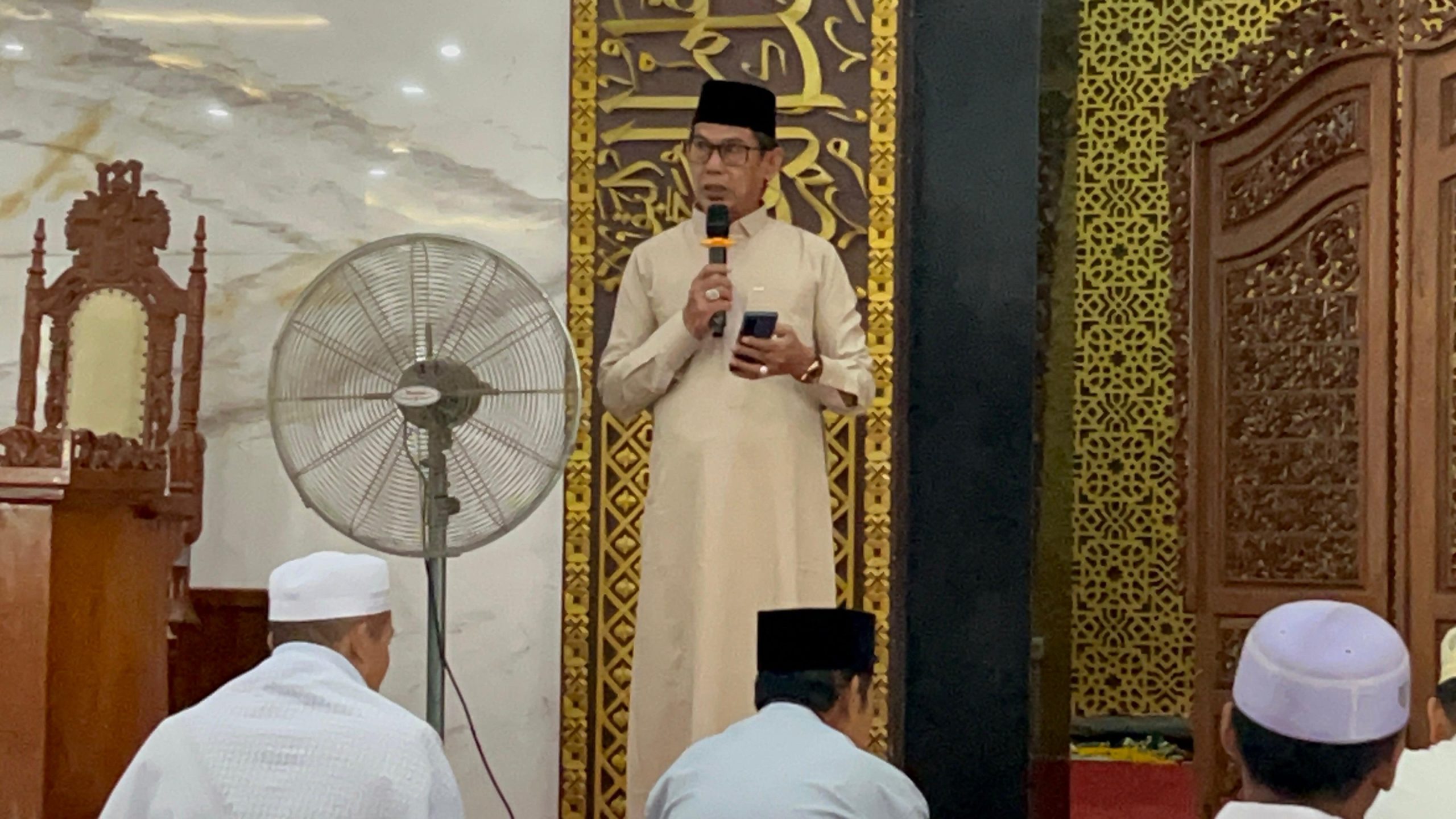 Akhmad Fauzi saat Salat Iduladha Balangan 2026 di Masjid Al-Akbar