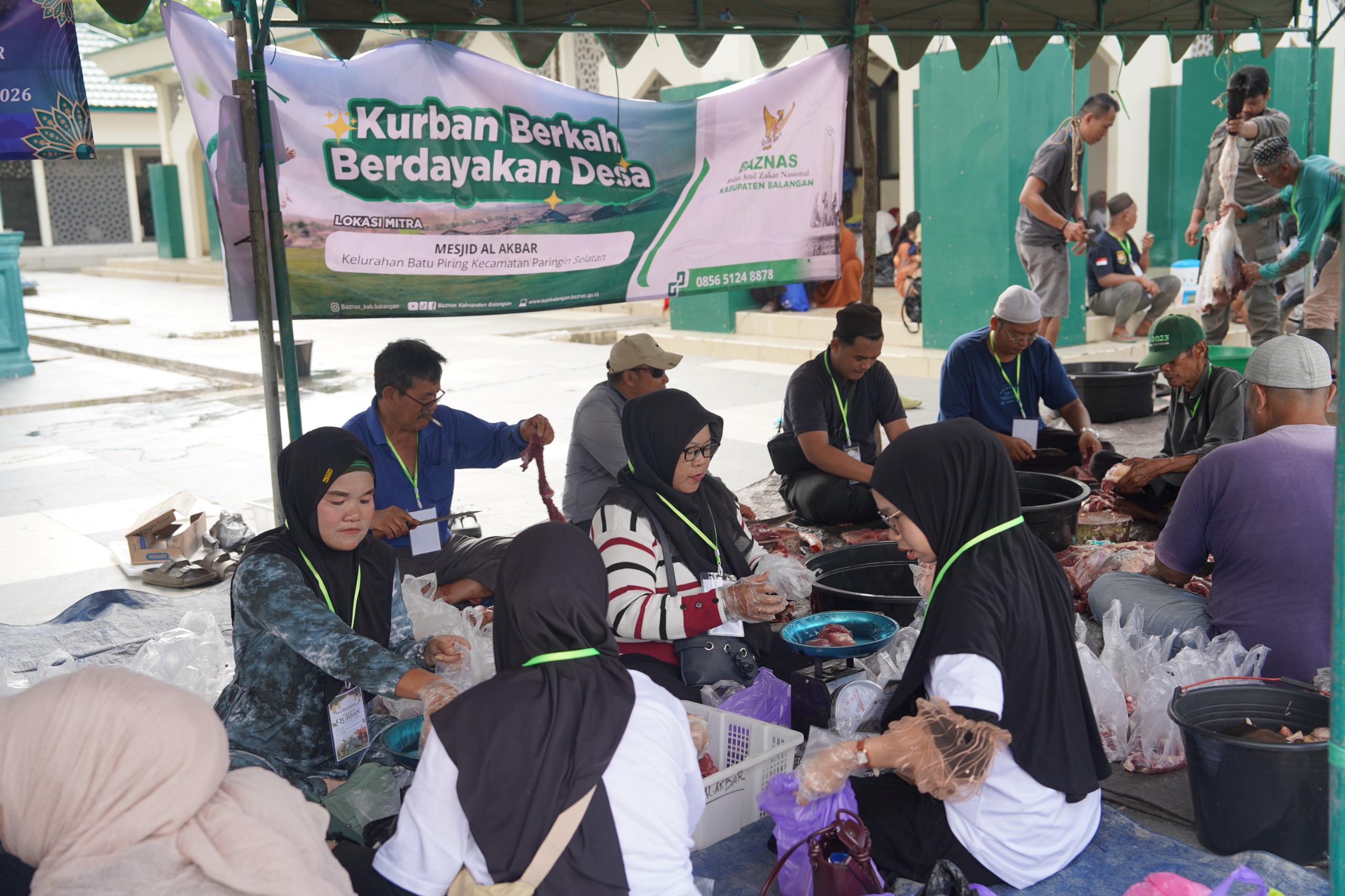 pembagian 450 paket daging kurban Balangan di Masjid Al-Akbar