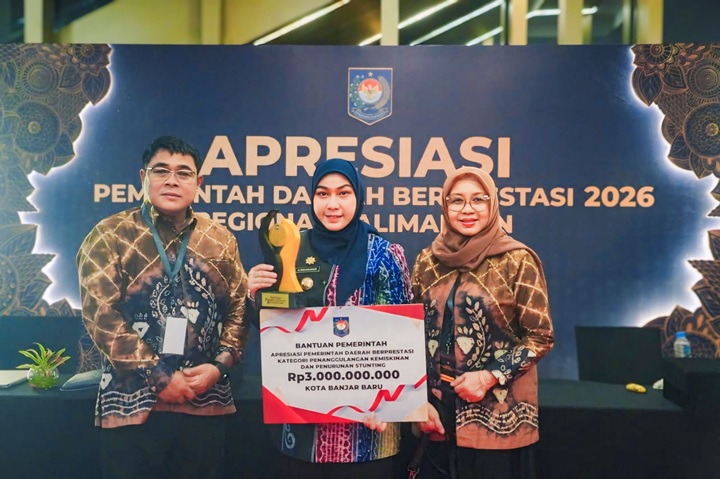 Wali Kota Banjarbaru menerima penghargaan nasional tingkat Kalimantan