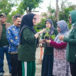 Wali Kota Banjarbaru membagikan bibit cabai dan terong kepada warga