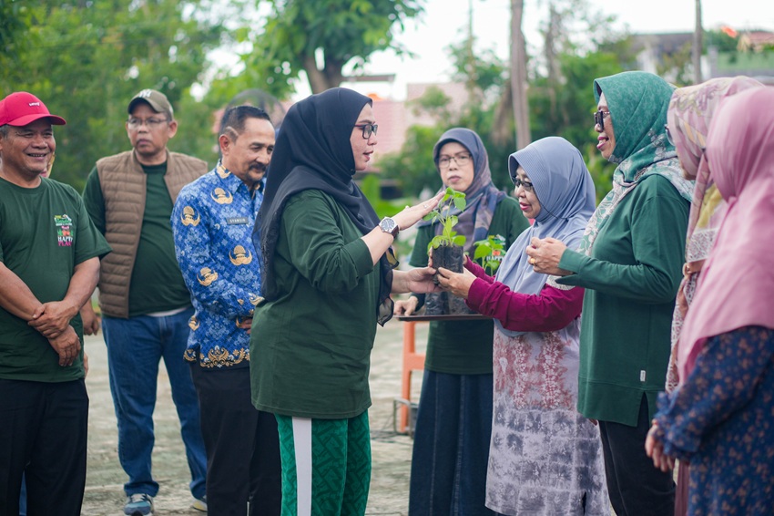 Wali Kota Banjarbaru membagikan bibit cabai dan terong kepada warga
