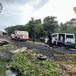 Petugas emergency Landas, ambulans PSC, dan PMI menangani korban kecelakaan tunggal di Bukit Sianjal, Awang Bangkal Timur.