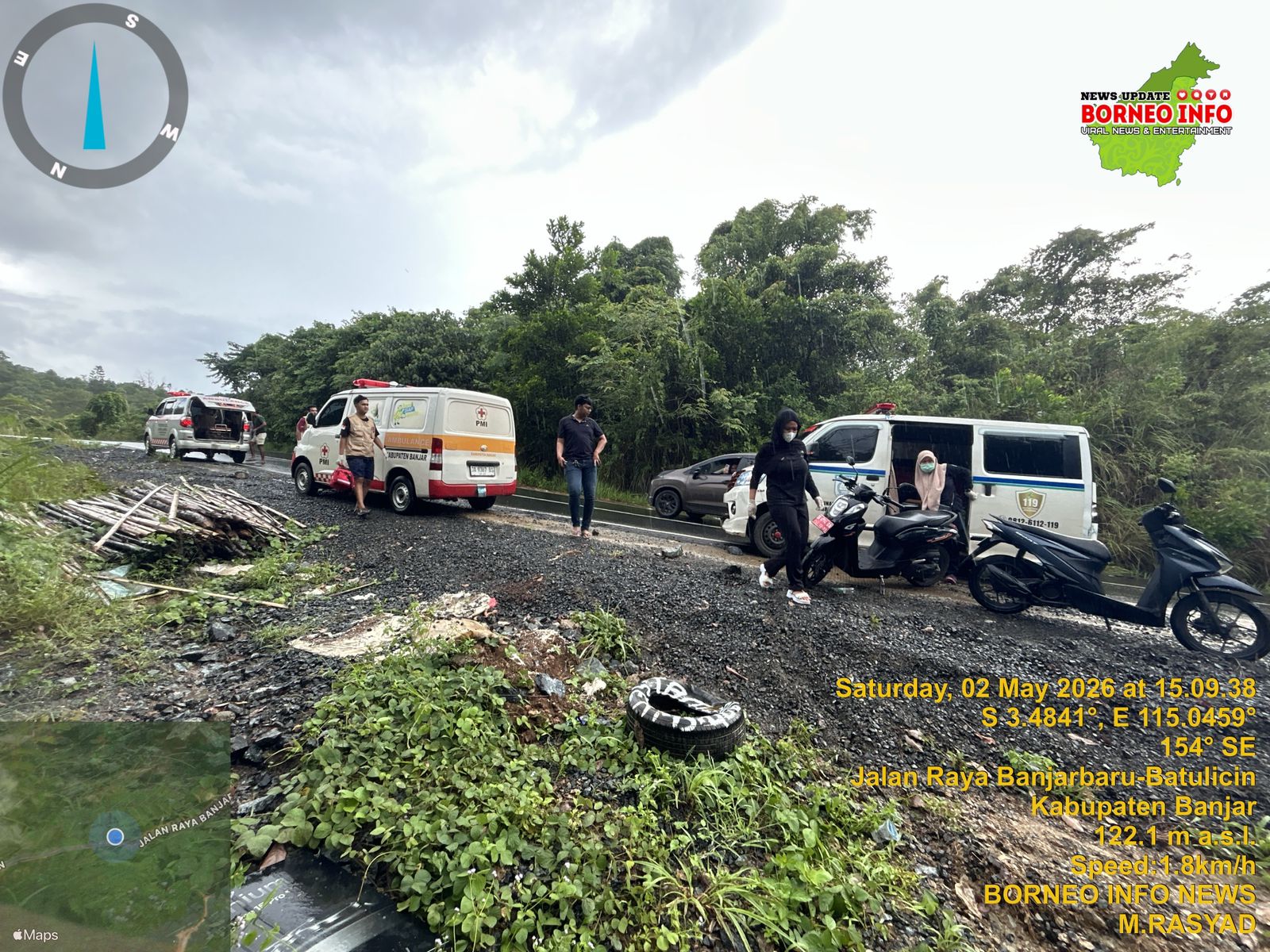 Petugas emergency Landas, ambulans PSC, dan PMI menangani korban kecelakaan tunggal di Bukit Sianjal, Awang Bangkal Timur.