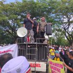 Aksi ratusan sopir truk di depan Kantor Gubernur Kalsel