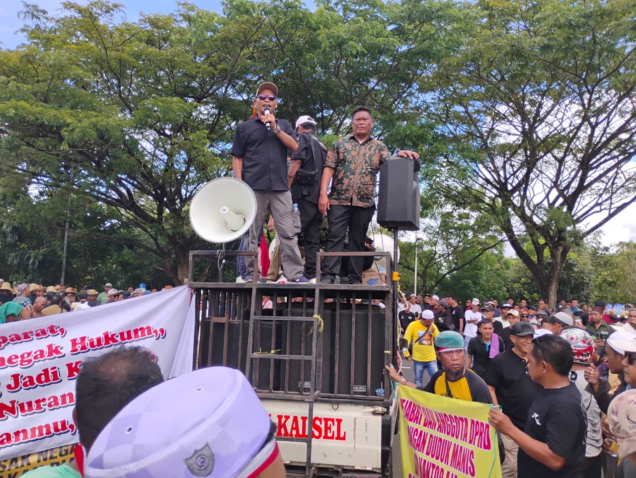 Aksi ratusan sopir truk di depan Kantor Gubernur Kalsel