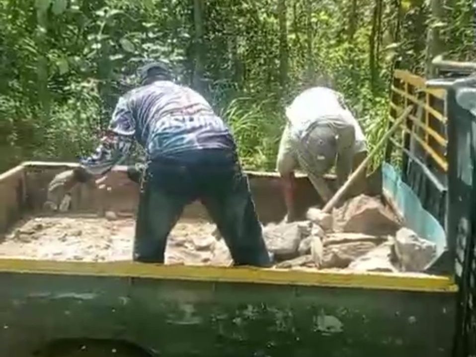 Warga Dusun Baliangin Bawah bergotong royong memperbaiki jalan rusak menggunakan material swadaya.