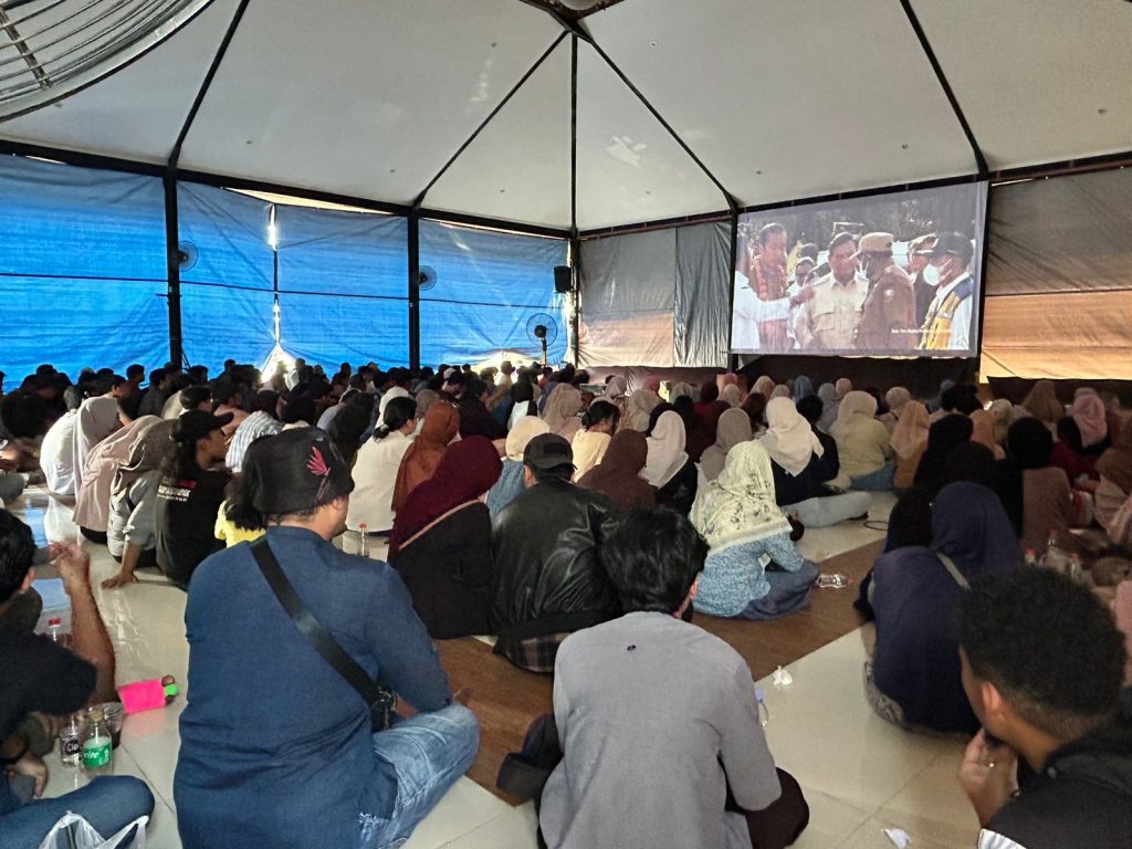 Suasana kegiatan nonton bareng (nobar) dan diskusi film dokumenter Pesta Babi di BAJUANG HATI Banjarbaru yang dihadiri ratusan peserta dari berbagai kalangan.