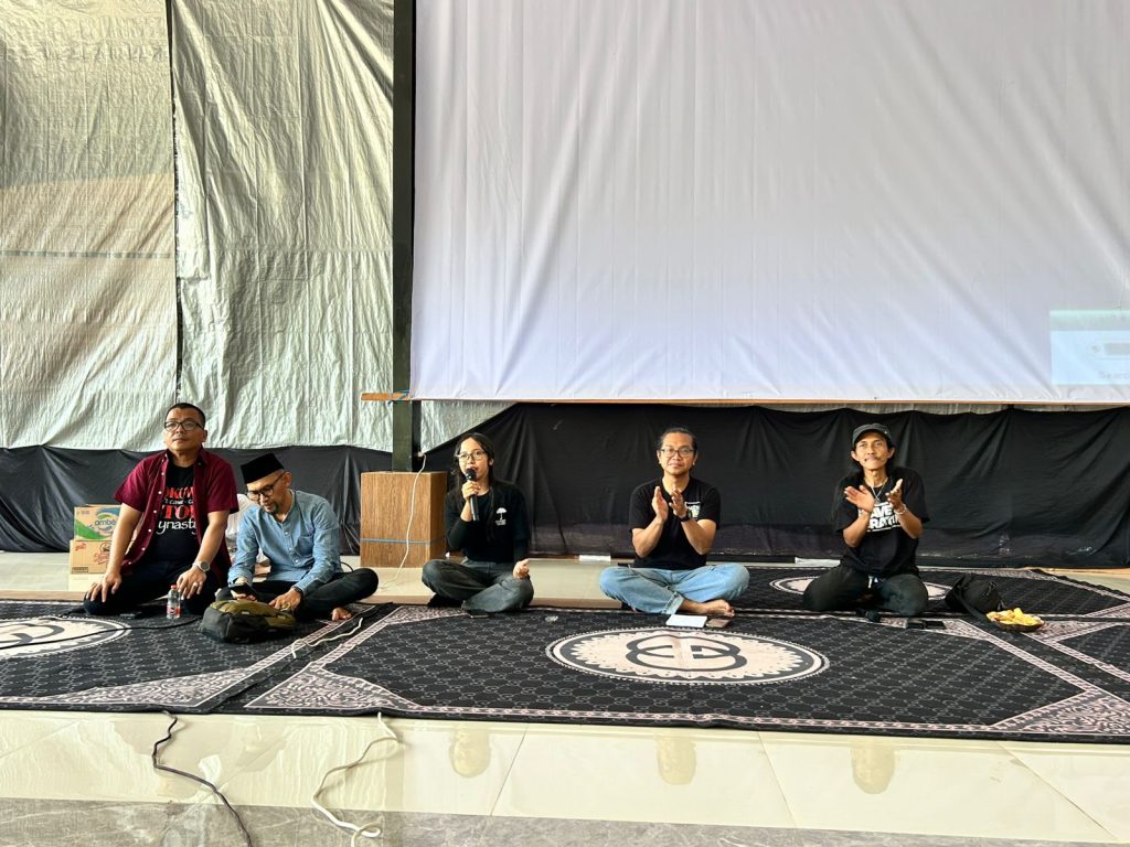 Para narasumber saat memberikan paparan dan tanggapan dalam sesi diskusi film dokumenter Pesta Babi di Banjarbaru.