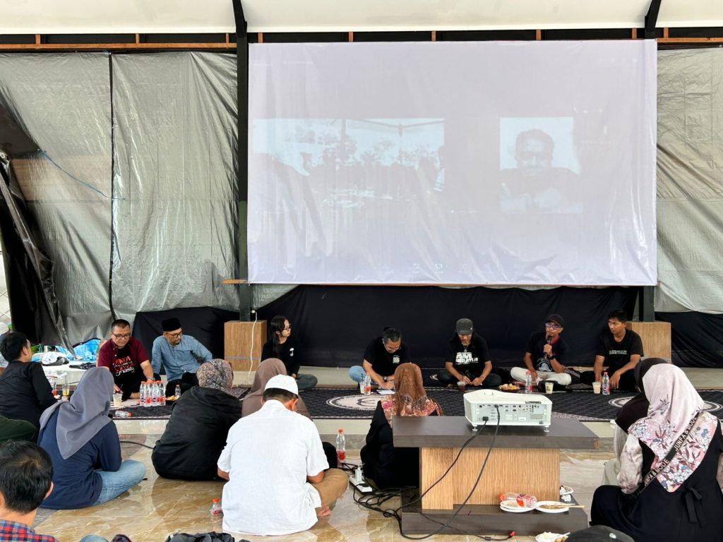 Sutradara film Pesta Babi, Dandhy Laksono, mengikuti jalannya diskusi secara virtual dalam kegiatan nobar di Banjarbaru.