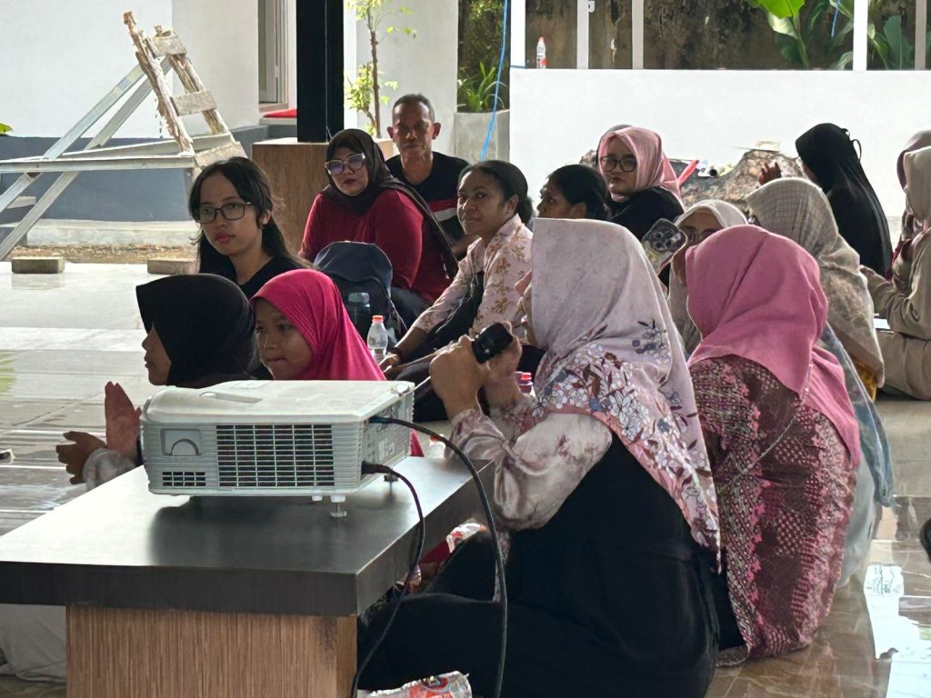 Peserta menyampaikan pandangan dan pengalaman terkait persoalan sosial dan lingkungan yang terjadi di daerah masing-masing.