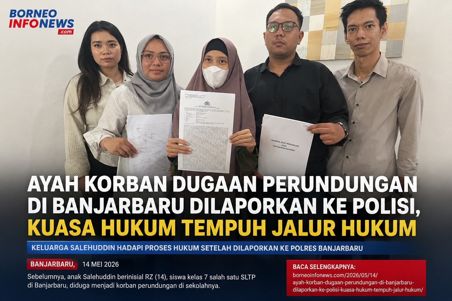 Keluarga dan kuasa hukum menunjukkan dokumen laporan terkait kasus dugaan perundungan siswa SMP di Banjarbaru saat memberikan keterangan kepada media.