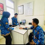 Guru madrasah mengikuti donor darah di Balangan