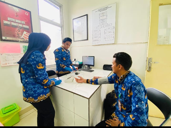 Guru madrasah mengikuti donor darah di Balangan