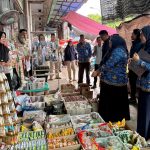 Disperindag Balangan mengecek harga bapokting di Pasar Modern Adaro