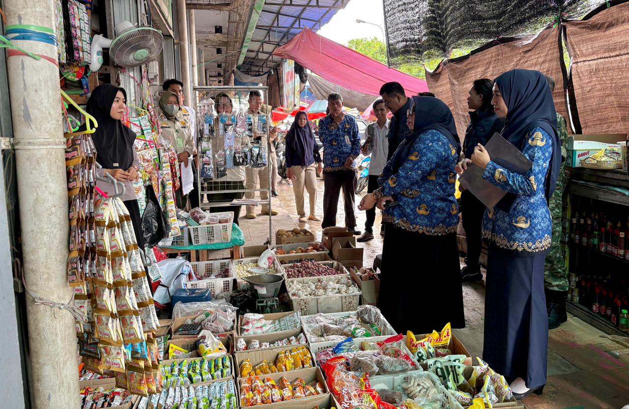 Disperindag Balangan mengecek harga bapokting di Pasar Modern Adaro
