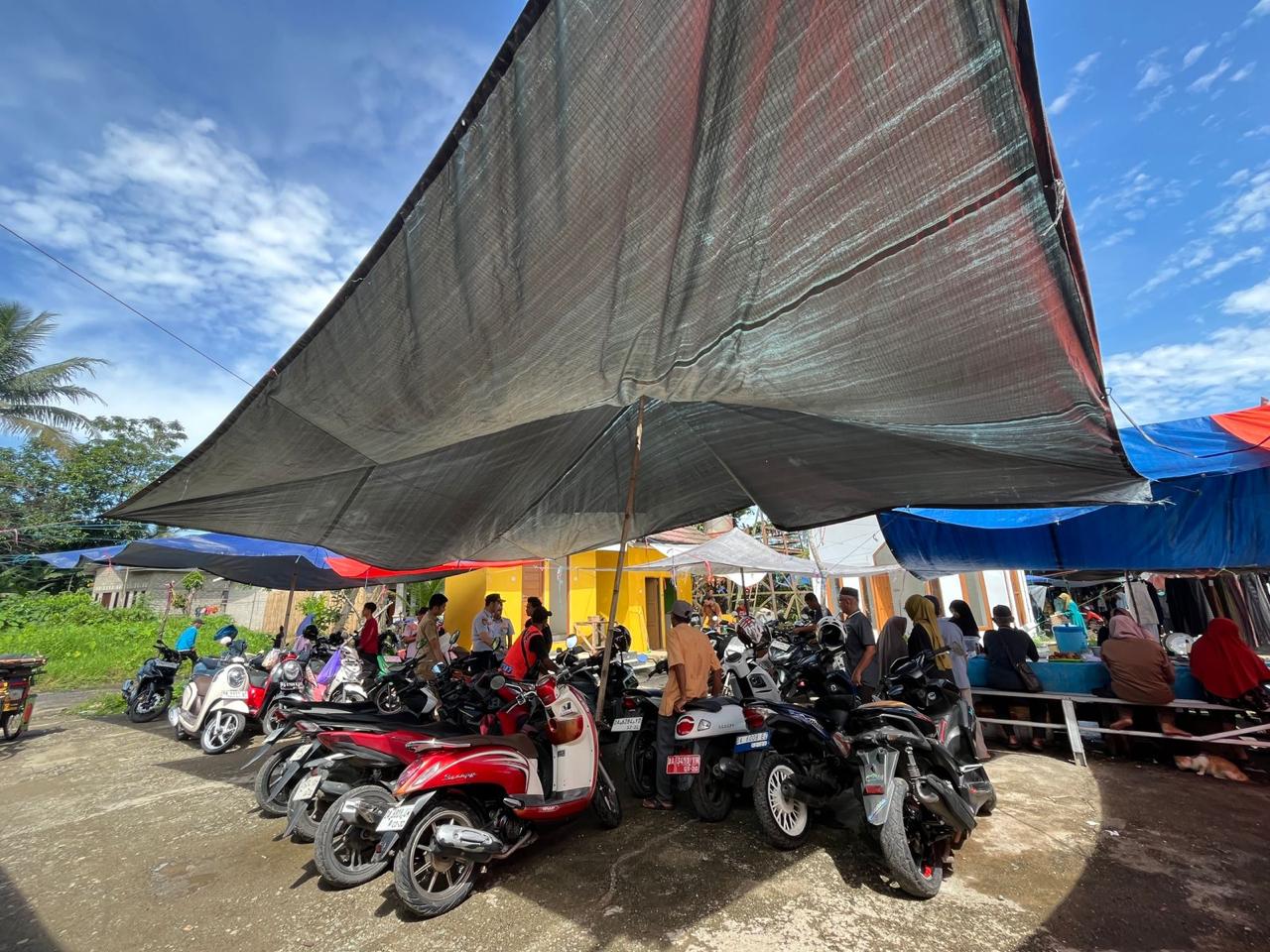 Petugas Dishub Balangan memantau area parkir pasar tradisional