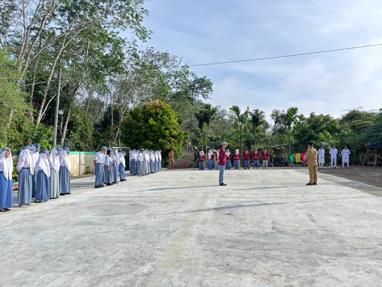 Kepala DPLH Balangan H Tamrin menjadi pembina upacara di SMA Negeri 2 Juai