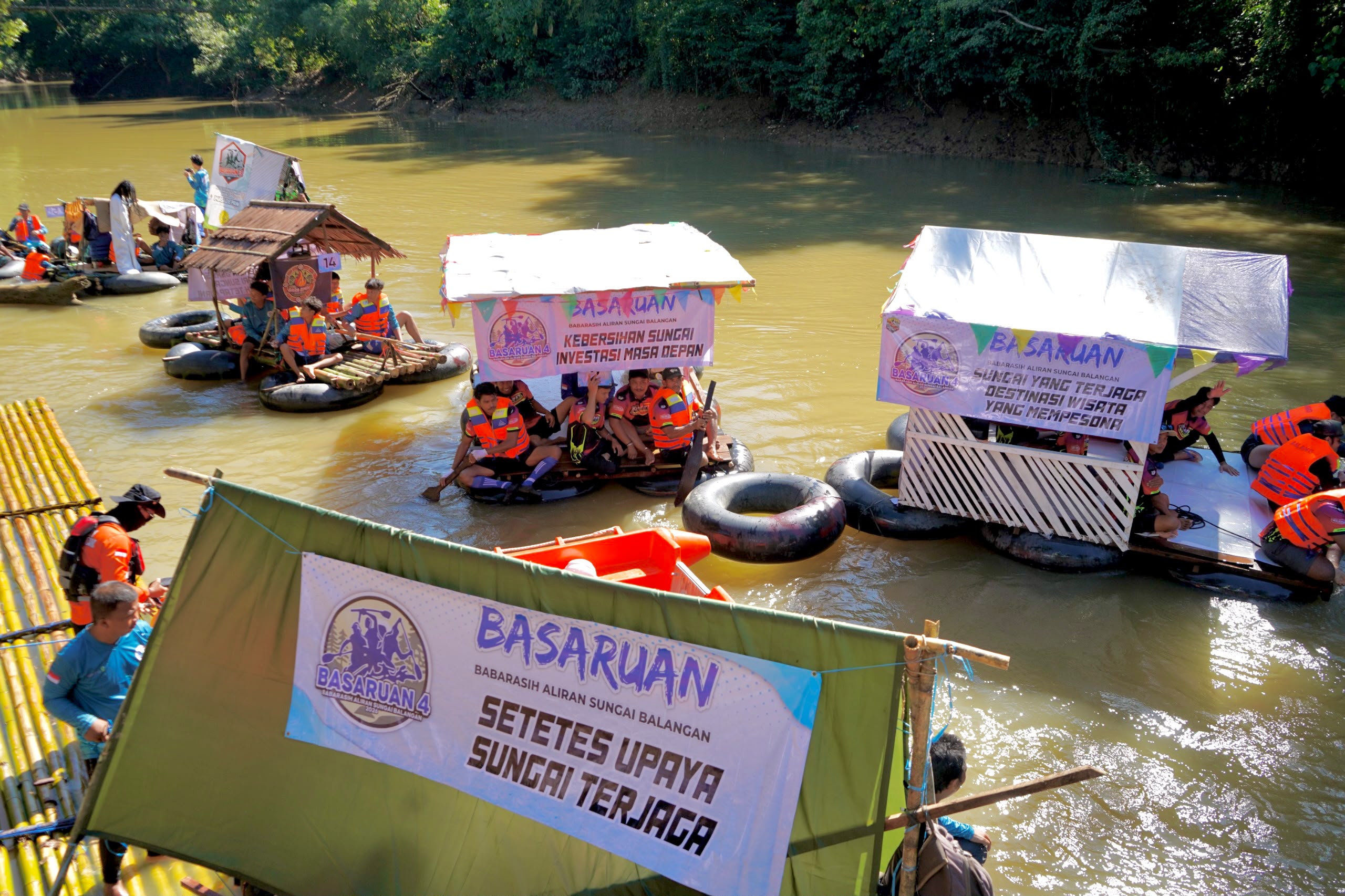 Peserta Basaruan IV melakukan penanaman pohon di bantaran Sungai Balangan.