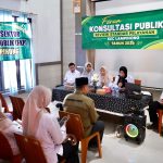 Forum Konsultasi Publik Kecamatan Lampihong membahas evaluasi standar pelayanan publik.