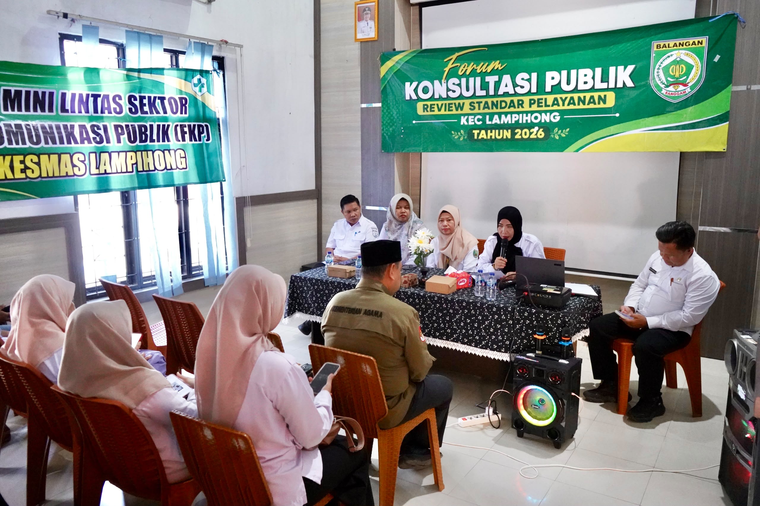 Forum Konsultasi Publik Kecamatan Lampihong membahas evaluasi standar pelayanan publik.