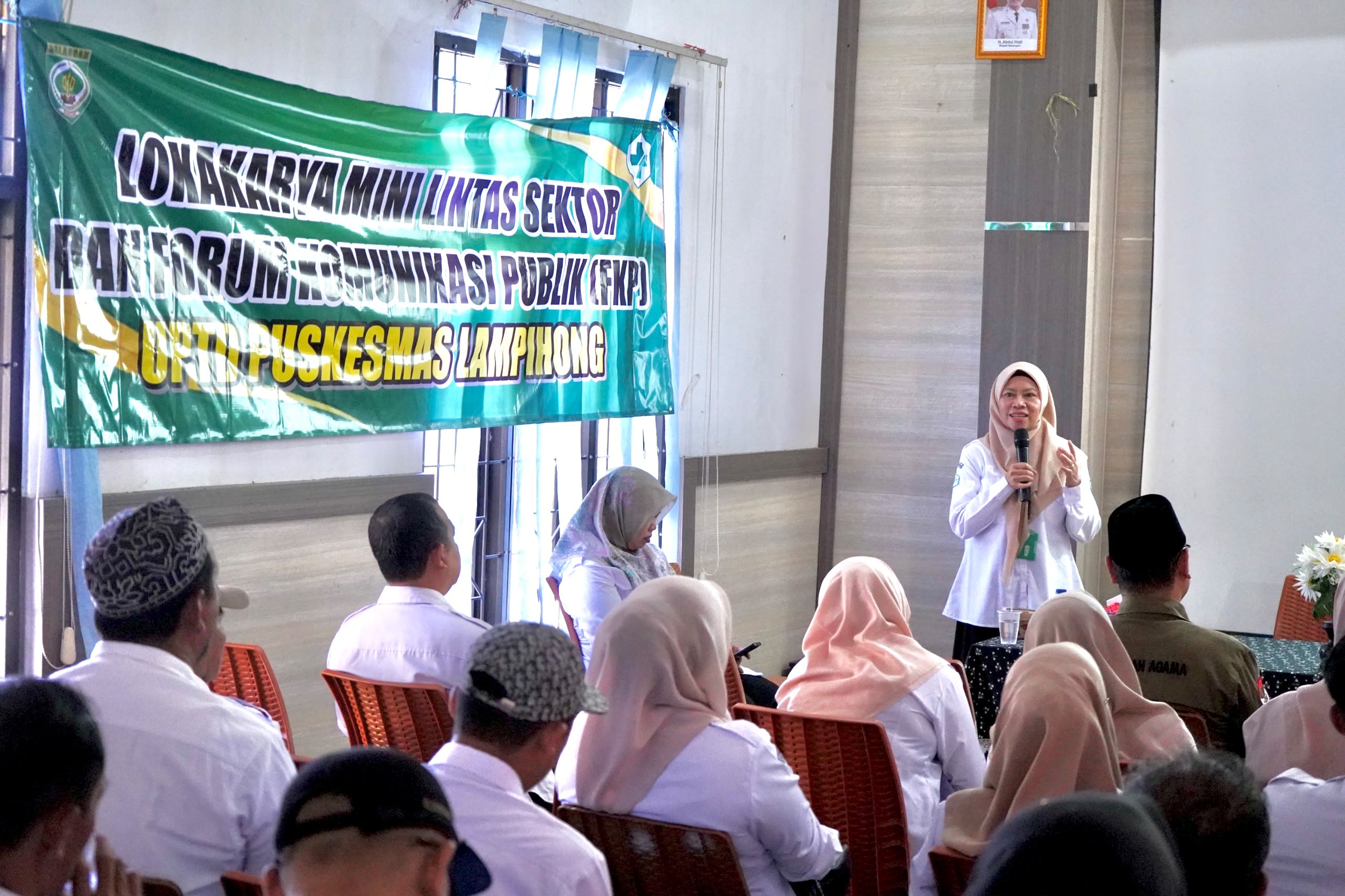 Peserta Lokakarya Mini Lintas Sektor dan Forum Konsultasi Publik di Kecamatan Lampihong.