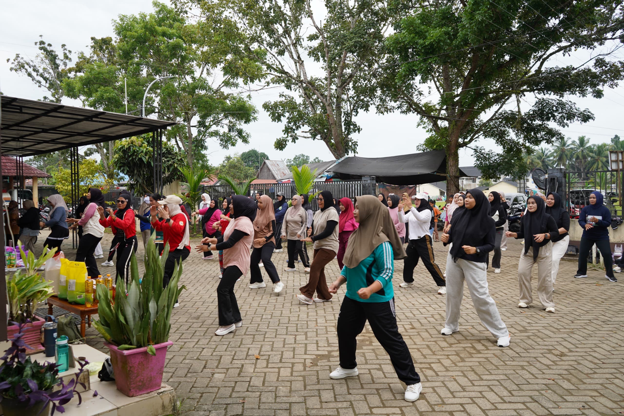 Masyarakat mengikuti kegiatan Family Funday di Kecamatan Halong yang menghadirkan senam sehat dan bazar UMKM.