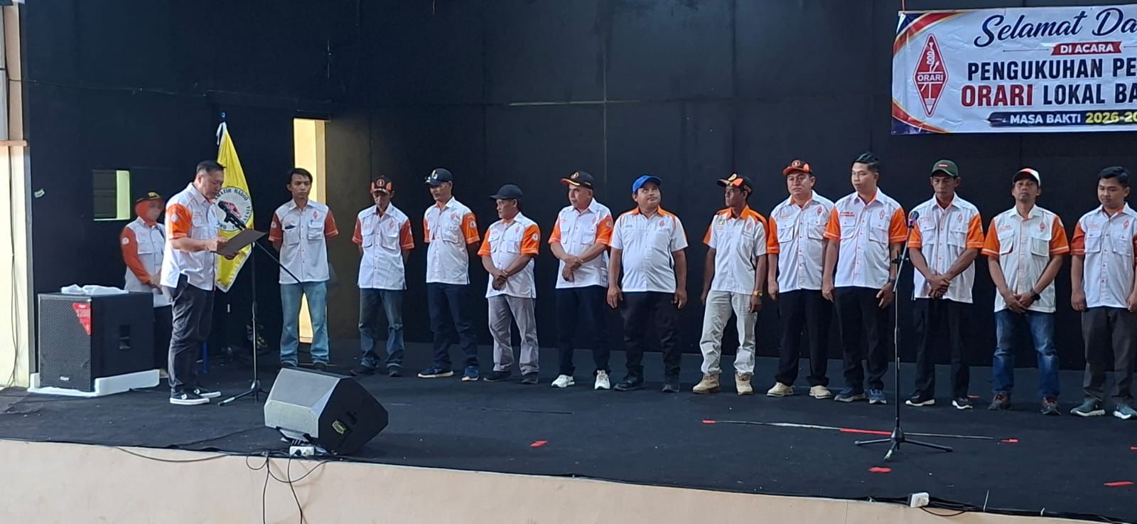 Wakil Bupati Balangan Akhmad Fauzi saat mengukuhkan Pengurus ORARI Lokal Balangan masa bakti 2026–2029 di Gedung Budaya Paringin.