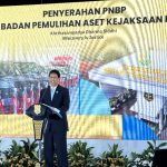 Menkeu Purbaya Yudhi Sadewa menerima simbolis PNBP hasil pemulihan aset negara dari Kejaksaan Agung pada BPA Fair 2026.