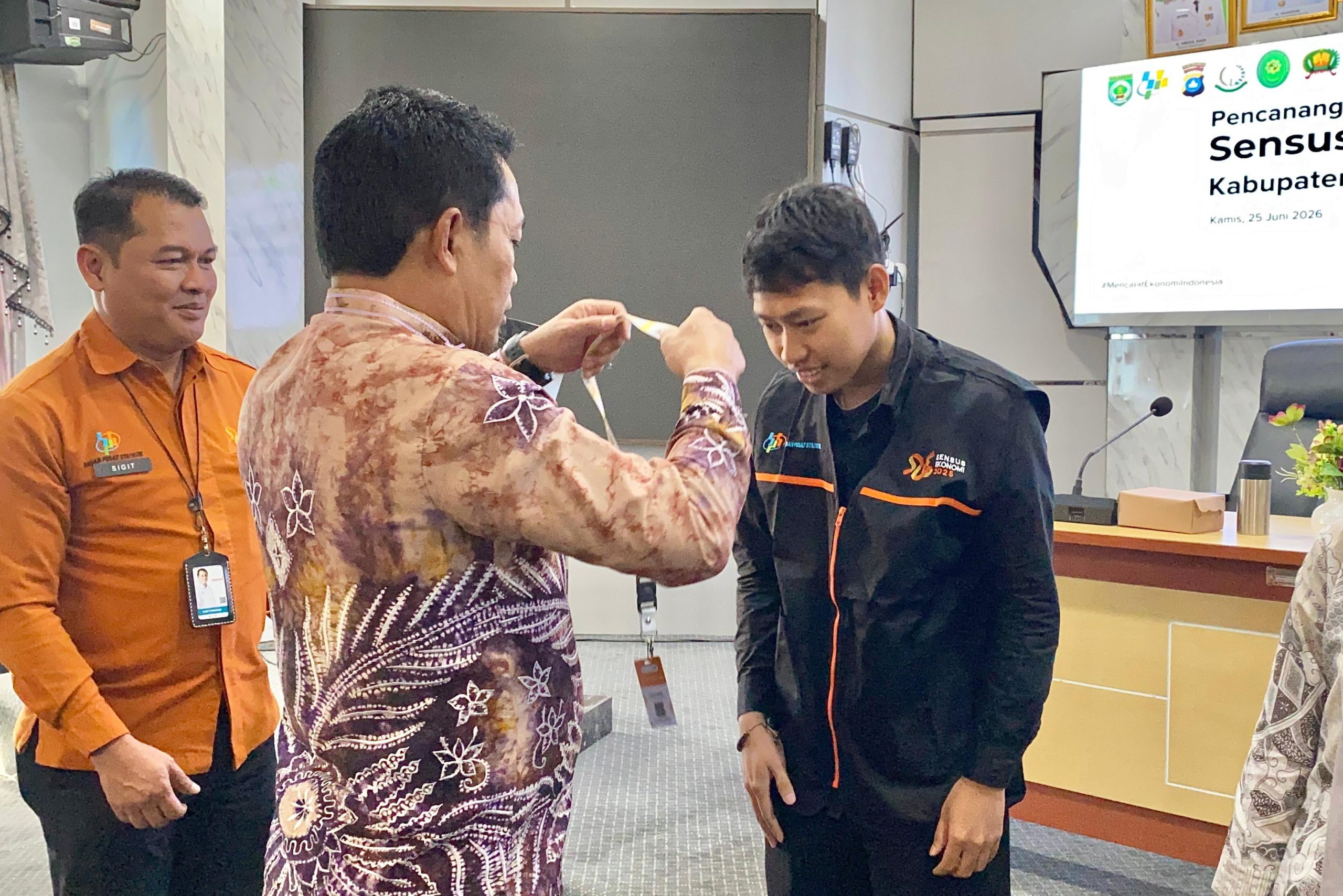 Bupati Balangan Abdul Hadi mencanangkan Komitmen Sensus Ekonomi 2026 bersama BPS Kabupaten Balangan.