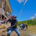 Ratusan warga mengikuti Tradisi Bagagap Iwak di Sungai Kali Maraup, Desa Panggung, Kabupaten Balangan.