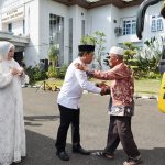 Bupati Balangan Abdul Hadi menyambut kepulangan jemaah haji Kabupaten Balangan di halaman Kantor Bupati.